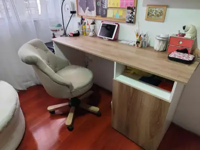 Escritorio de madera con silla giratoria beige - miniatura 1