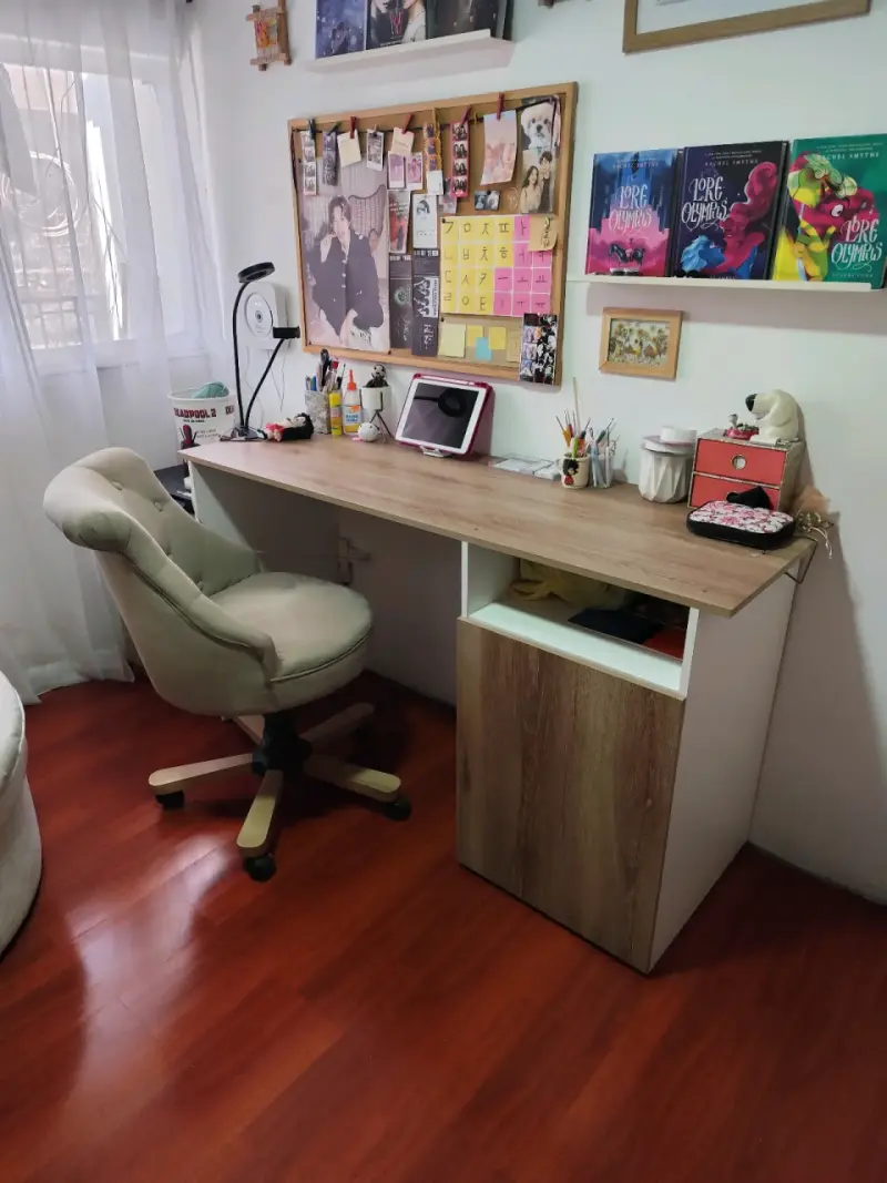 Escritorio de madera con silla giratoria beige - 2