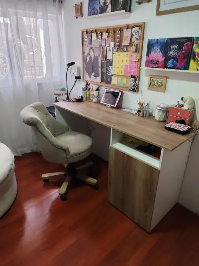 Escritorio de madera con silla giratoria beige - miniatura 3