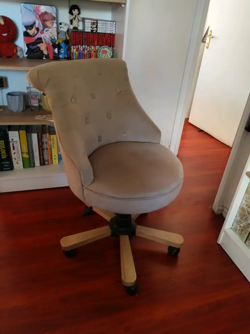 Escritorio de madera con silla giratoria beige - 4
