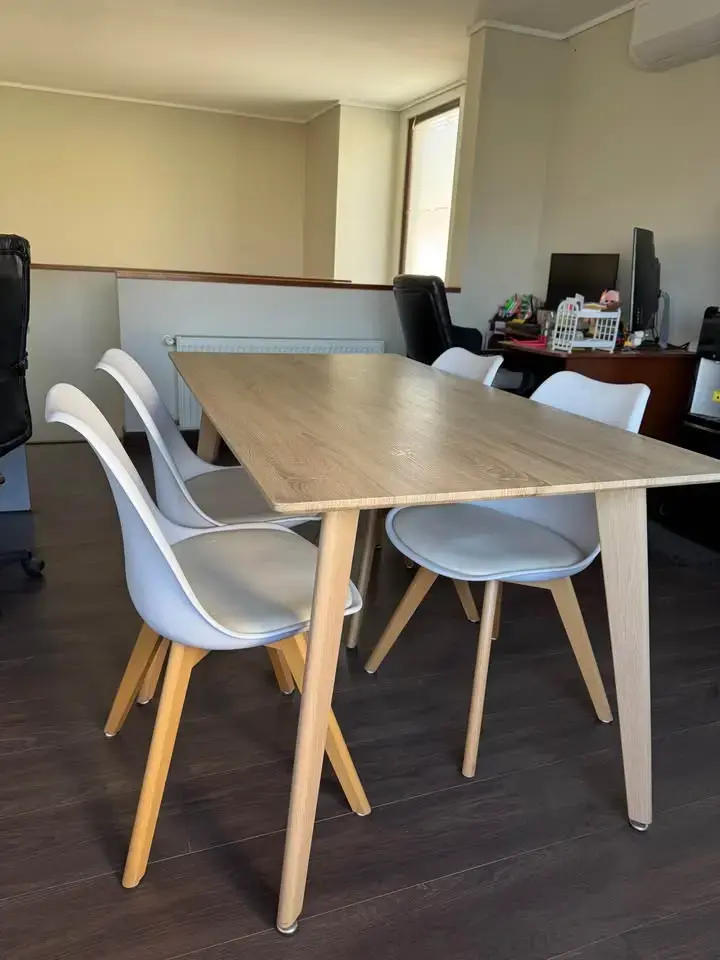 Mesa de comedor moderna con sillas blancas - 1