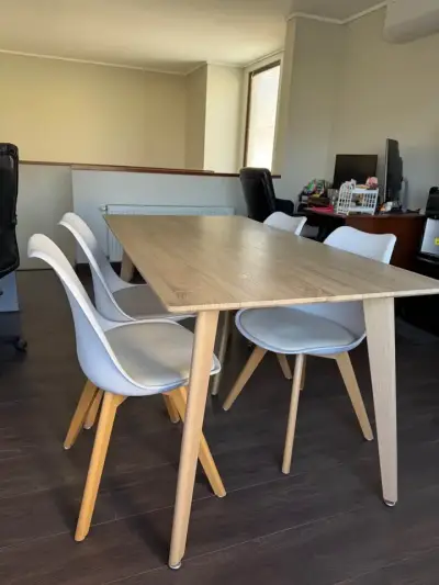 Mesa de comedor moderna con sillas blancas - miniatura 1