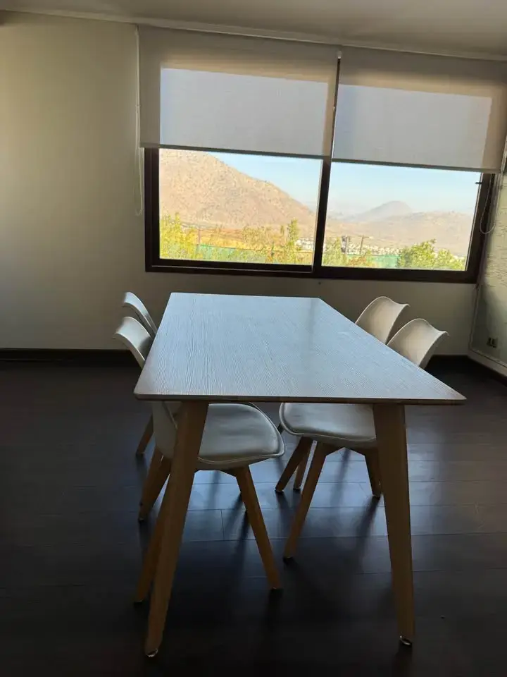 Mesa de comedor moderna con sillas blancas - 2