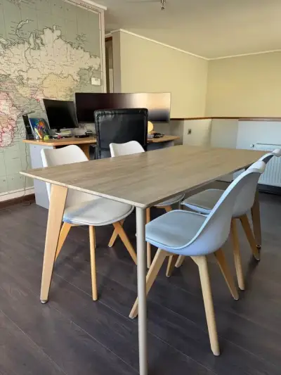 Mesa de comedor moderna con sillas blancas - miniatura 3