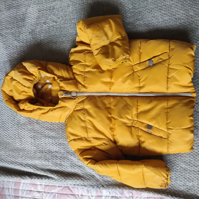 Chaqueta acolchada amarilla niña HyM