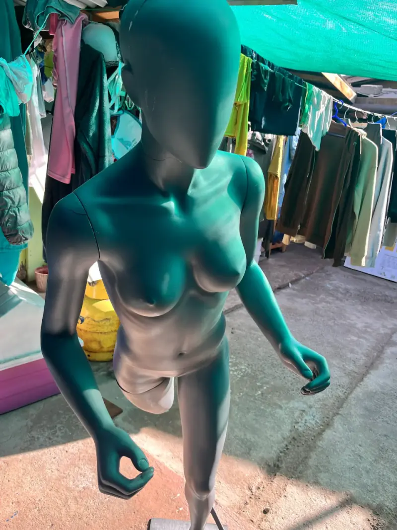 Maniquí femenino deportivo en color gris - 1