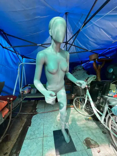Maniquí femenino deportivo  en color gris - miniatura 3