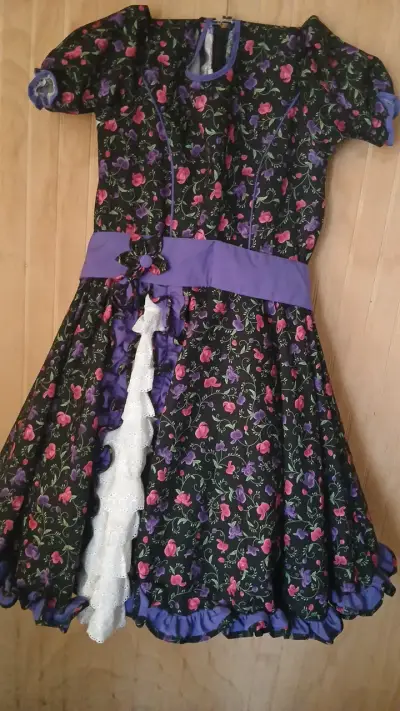 Vestido de cueca floral con toques morados - miniatura 3