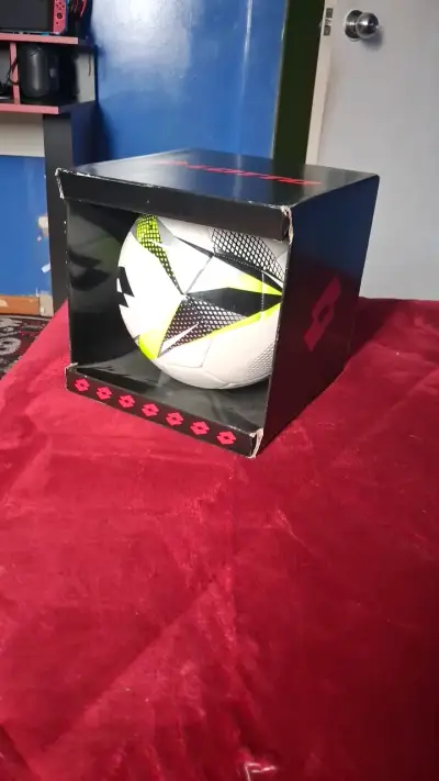 Balón de Fútbol Lotto con Diseño Moderno - miniatura 1