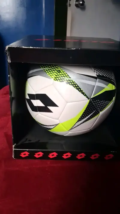 Balón de Fútbol Lotto con Diseño Moderno - miniatura 2