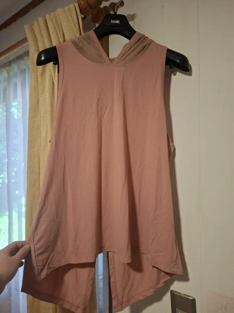Blusa sin mangas rosa con capucha