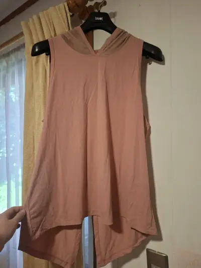 Blusa sin mangas rosa con capucha - miniatura 1