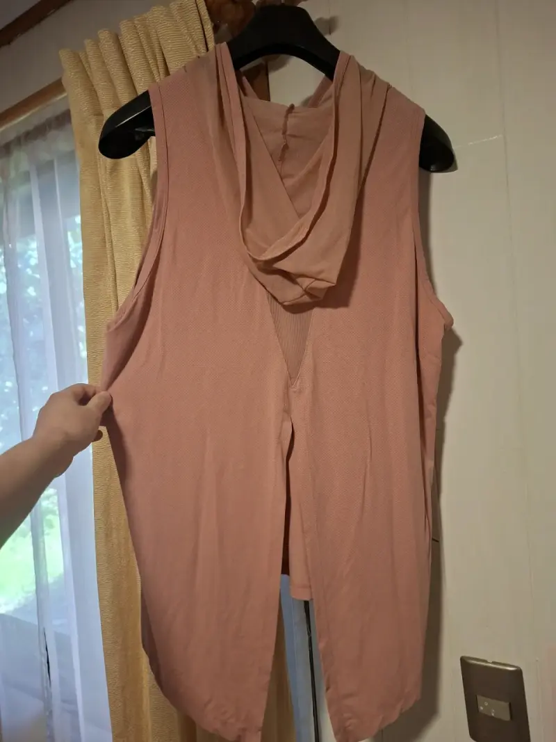 Blusa sin mangas rosa con capucha - 2