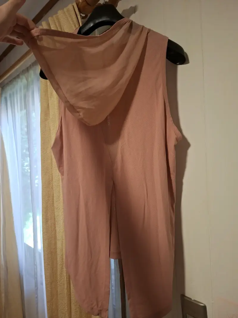 Blusa sin mangas rosa con capucha - 3