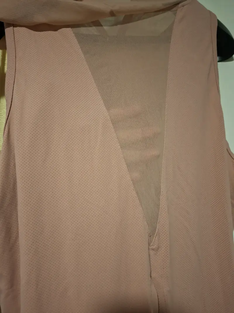 Blusa sin mangas rosa con capucha - 4