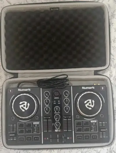 Controlador DJ Numark Party Mix con estuche - miniatura 1
