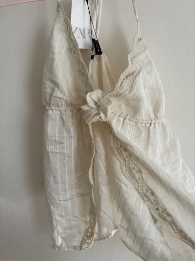 Blusa de encaje beige Zara nueva - miniatura 1
