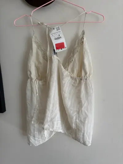 Blusa de encaje beige Zara nueva - miniatura 3