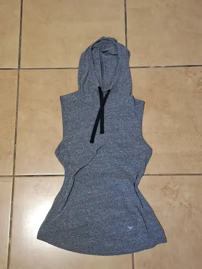 Polera sin mangas gris con capucha - miniatura 1