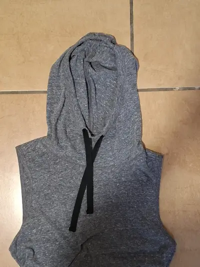 Polera sin mangas gris con capucha - miniatura 2