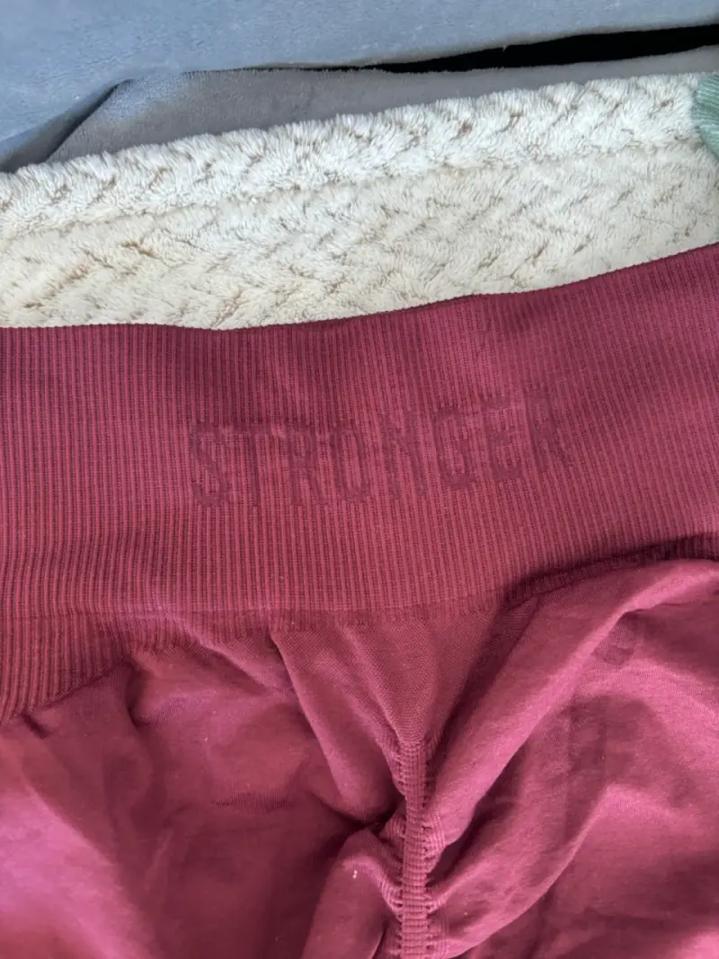 Leggings deportivos burdeos con diseño fruncido - 4