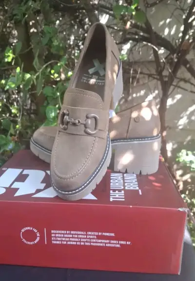 Zapatos de mujer XTI color beige con plataforma - miniatura 1