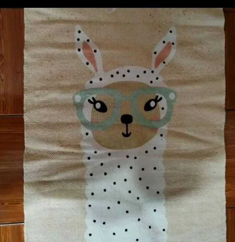 Alfombra infantil con diseño de animales y espacio - 1