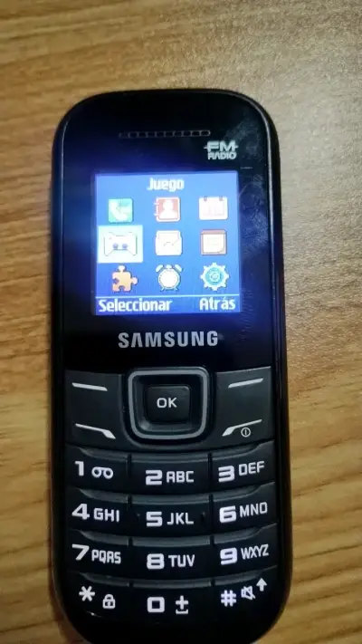 Teléfono Samsung GT-E2120 - miniatura 2