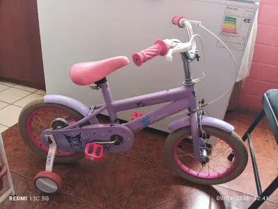 Bicicleta infantil morada con ruedas de apoyo - miniatura 1