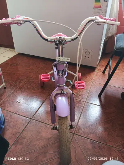 Bicicleta infantil morada con ruedas de apoyo - miniatura 2