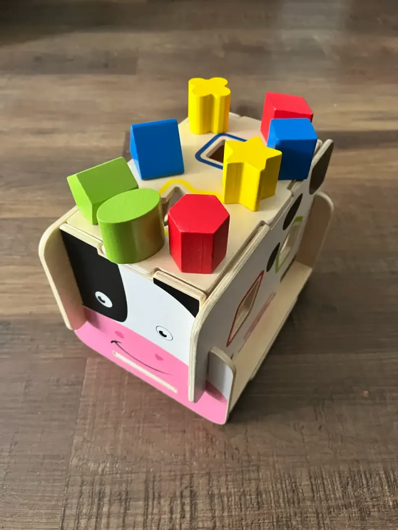 Cubo de madera didáctico para encajar figuras - 1