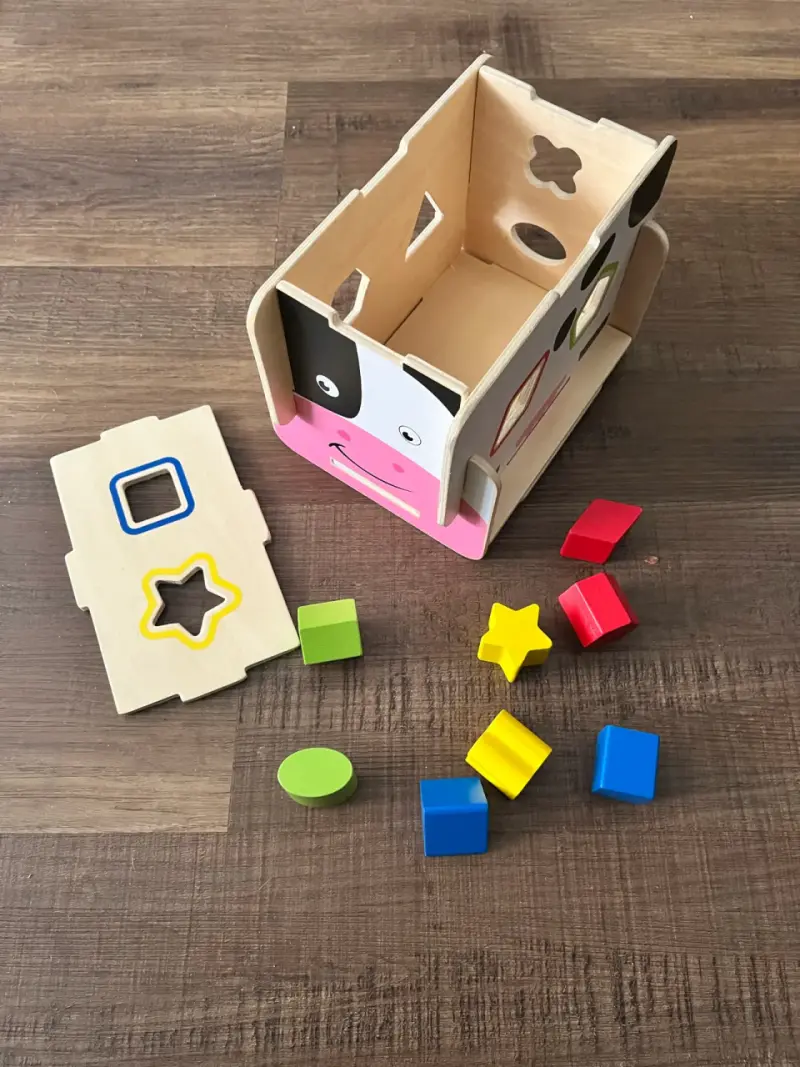 Cubo de madera didáctico para encajar figuras - 2