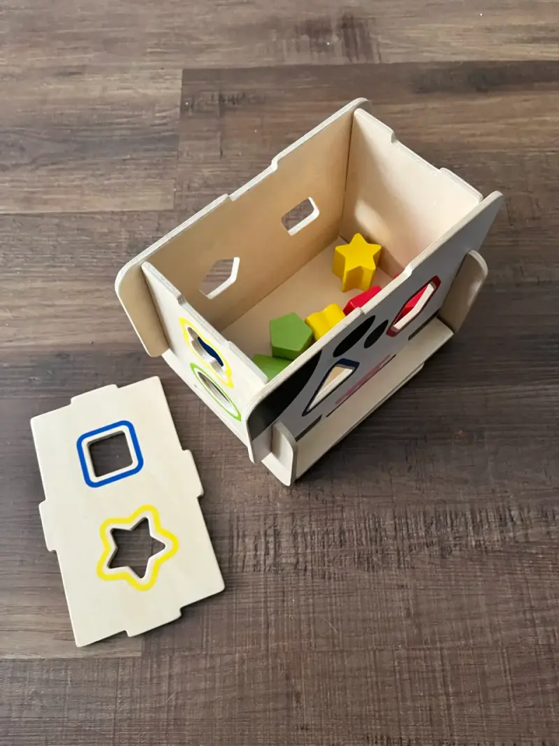 Cubo de madera didáctico para encajar figuras - 3