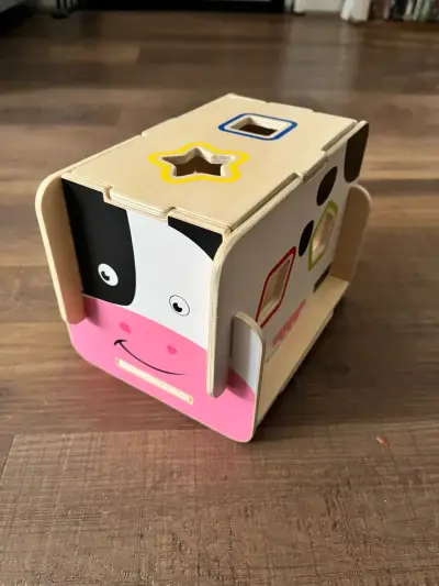Cubo de madera didáctico para encajar figuras - miniatura 4