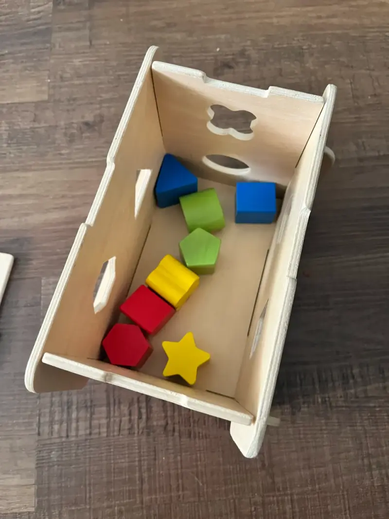 Cubo de madera didáctico para encajar figuras - 6