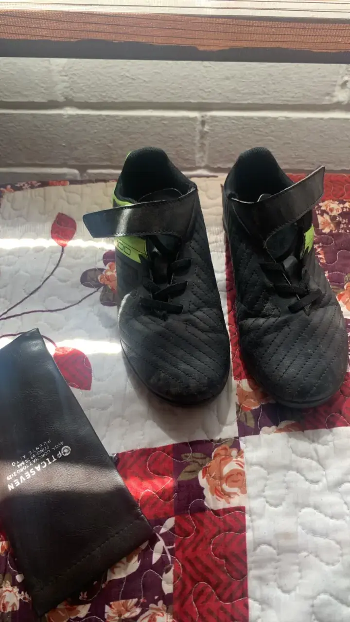 Botines de fútbol negros para niños - 2