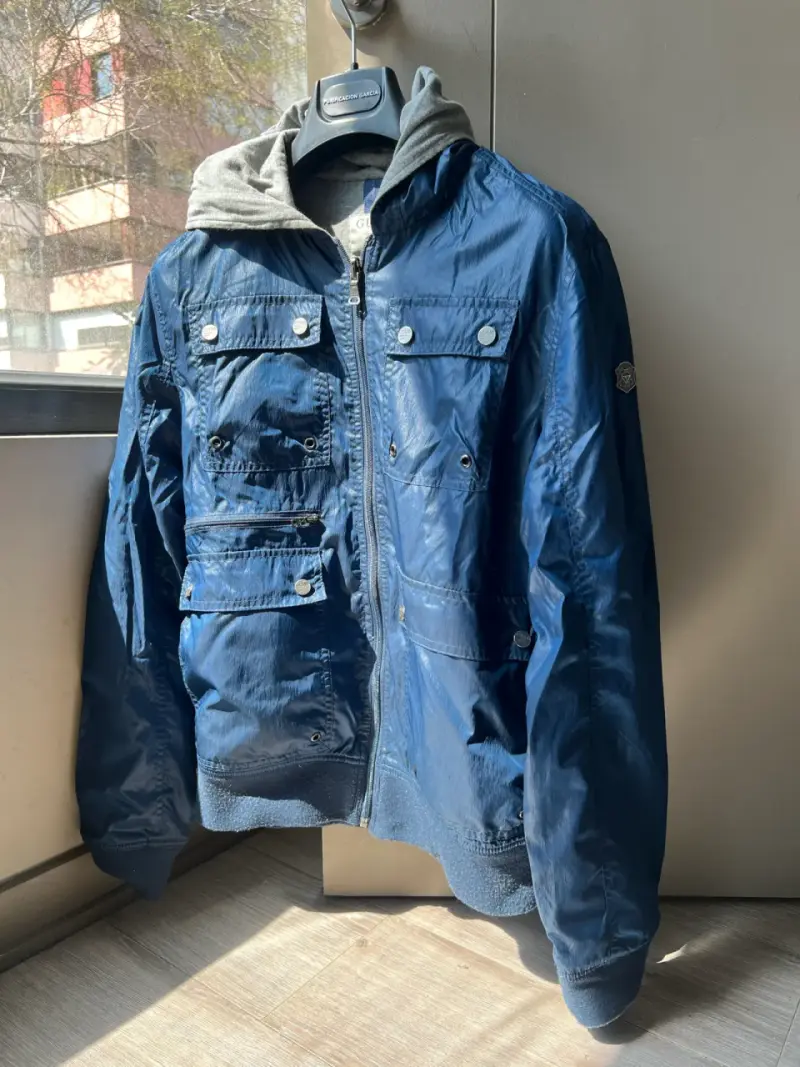 Chaqueta Reversible Azul y Gris Guess con Capucha - 2