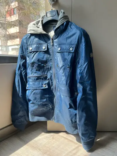 Chaqueta Reversible Azul y Gris Guess con Capucha - miniatura 2