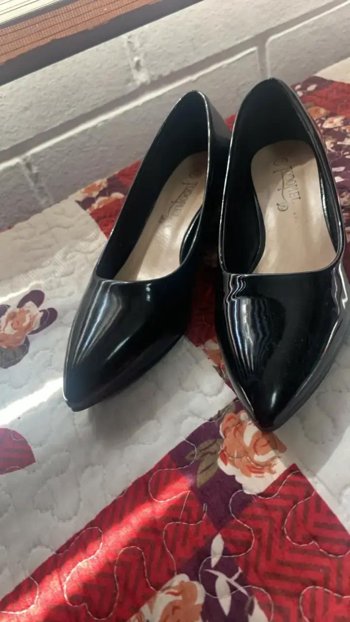 Zapatos de charol negro con tacón bajo