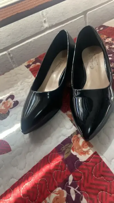 Zapatos de charol negro con tacón bajo - miniatura 1