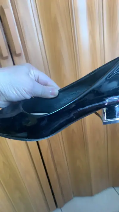 Zapatos de charol negro con tacón bajo - miniatura 2