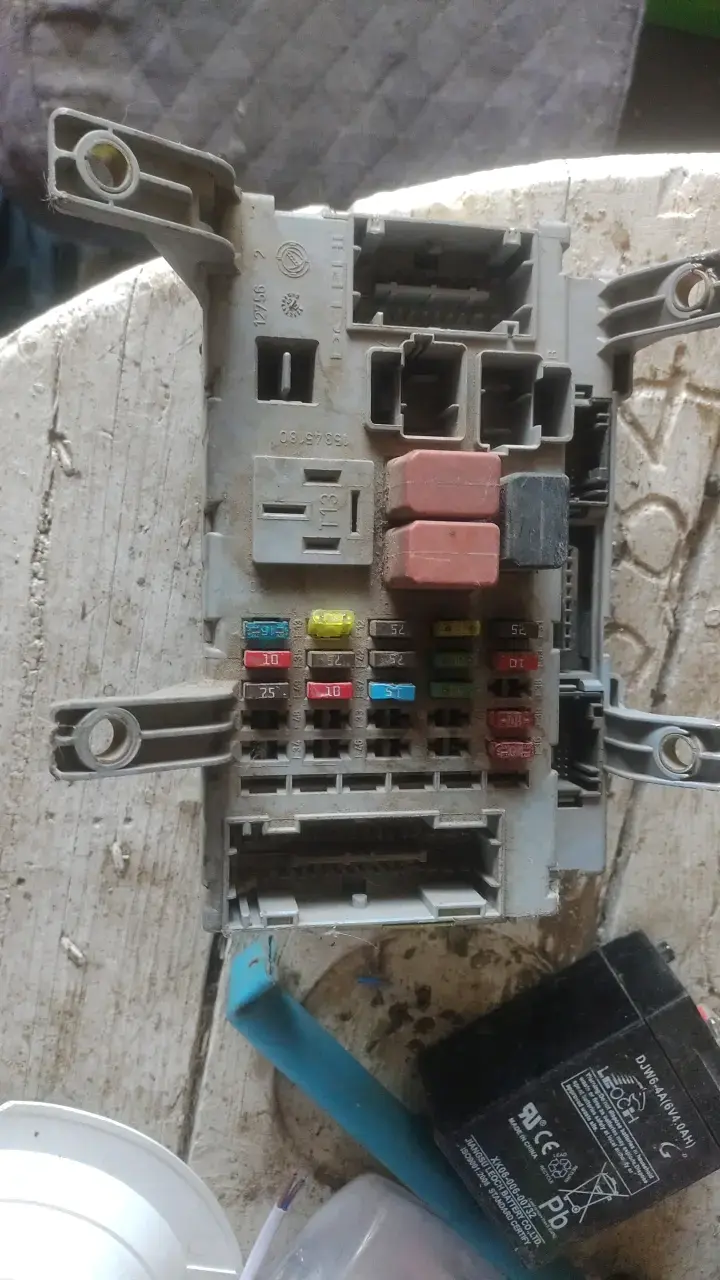 Caja de fusibles automotriz usada Fiat Palio 2000 - 1