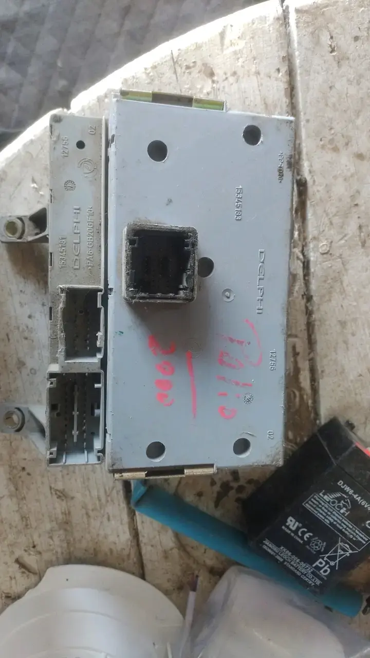 Caja de fusibles automotriz usada Fiat Palio 2000 - 2