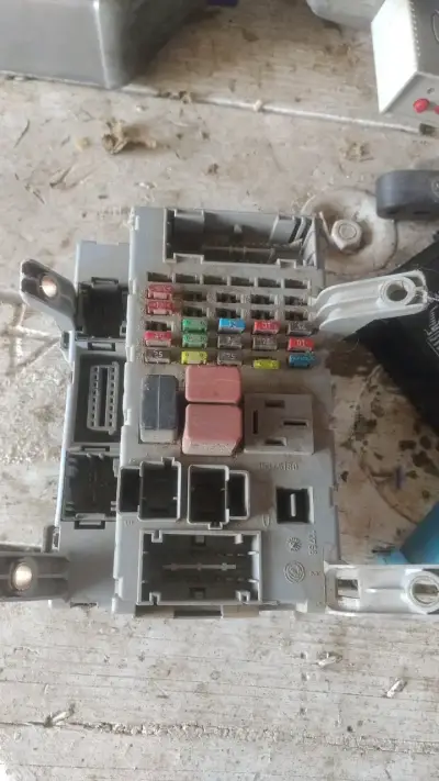 Caja de fusibles automotriz usada Fiat Palio 2000 - miniatura 3
