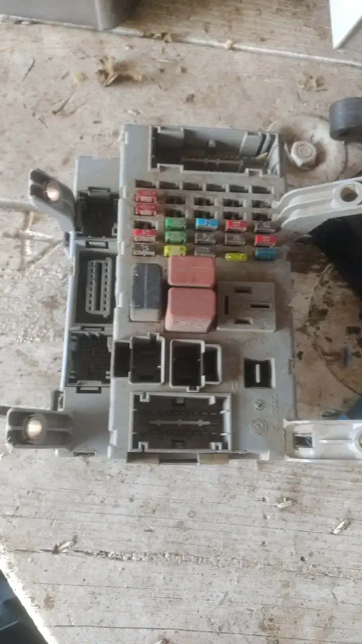 Caja de fusibles automotriz usada Fiat Palio 2000 - 4