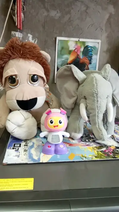 Peluche de león y elefante con juguete interactivo - miniatura 1