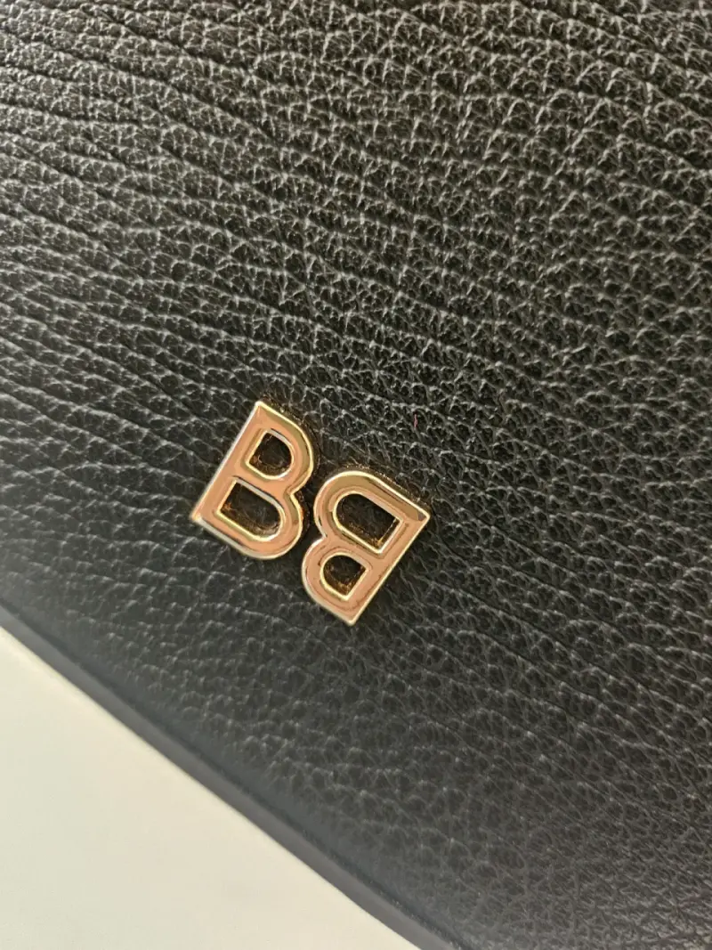 Bandolera negra con logo dorado - 2