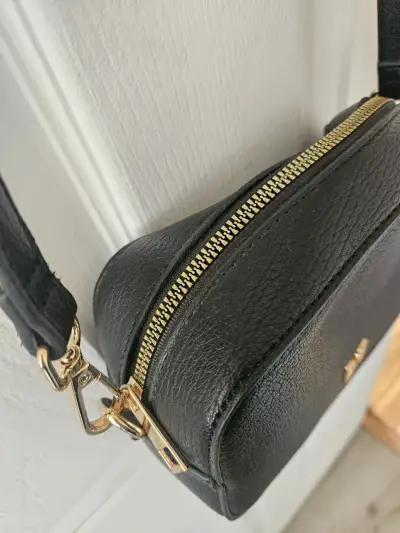 Bandolera negra con logo dorado - miniatura 3