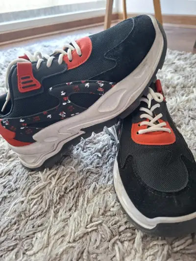 Zapatillas deportivas negras con detalles rojos - miniatura 1