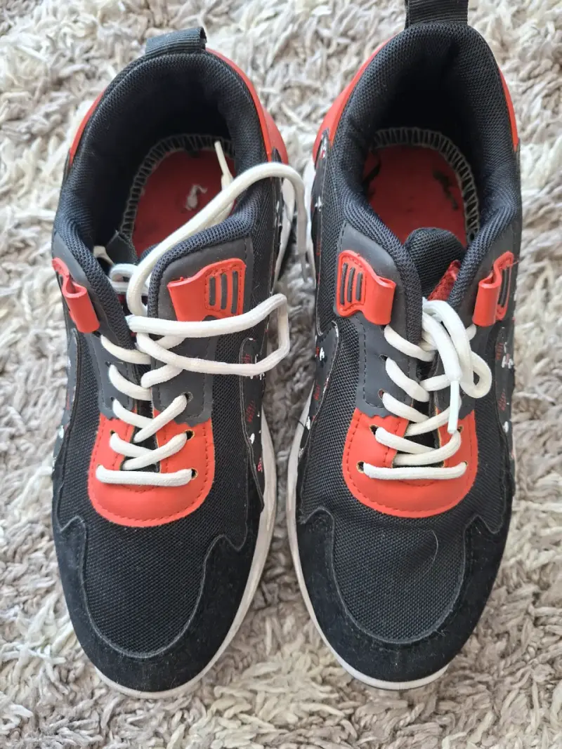 Zapatillas deportivas negras con detalles rojos - 2